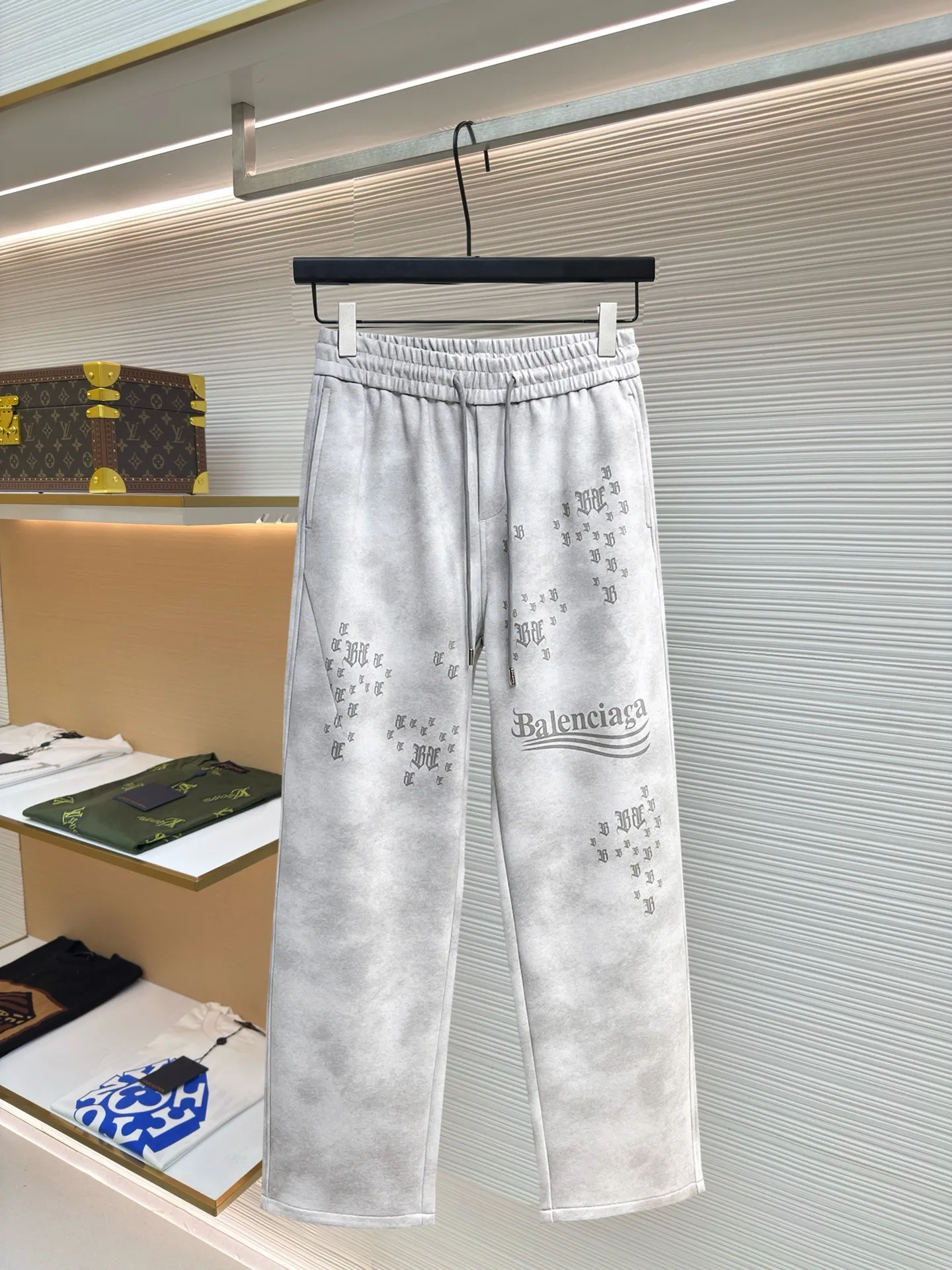 Balenciaga 🆕2026 Autumn and Winter New Arrival Casual Pants! 🎁On sale simultaneously on the official website. Brand Classic LOGO casual pants, customized fabrics, excellent comfort and strong touch. Highly recognisable, perfect appearance and craftsmanship. Size:M-3XL